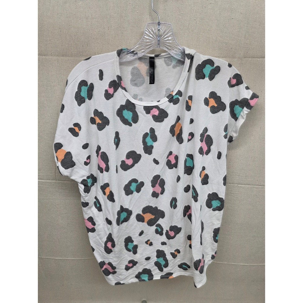 Love This Womens Leopard Print‎ Short Sleeve Top White Multi Color Animal Print
